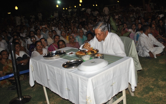 Pujyashree taking Dinner with all Mahatmas