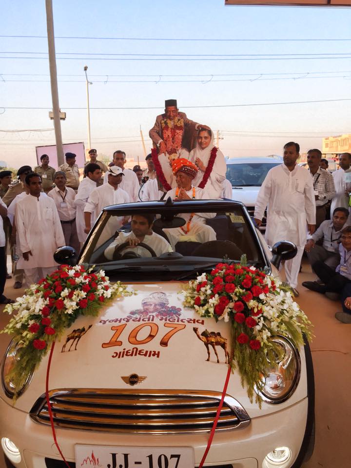 Pujya Deepakbhai Giving Darshan