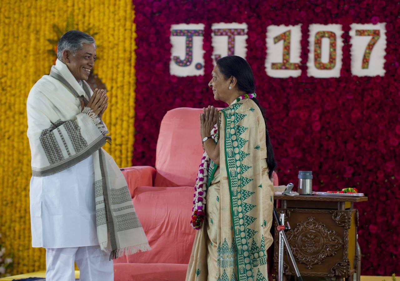 CM Anandiben With Pujya Deepakbhai
