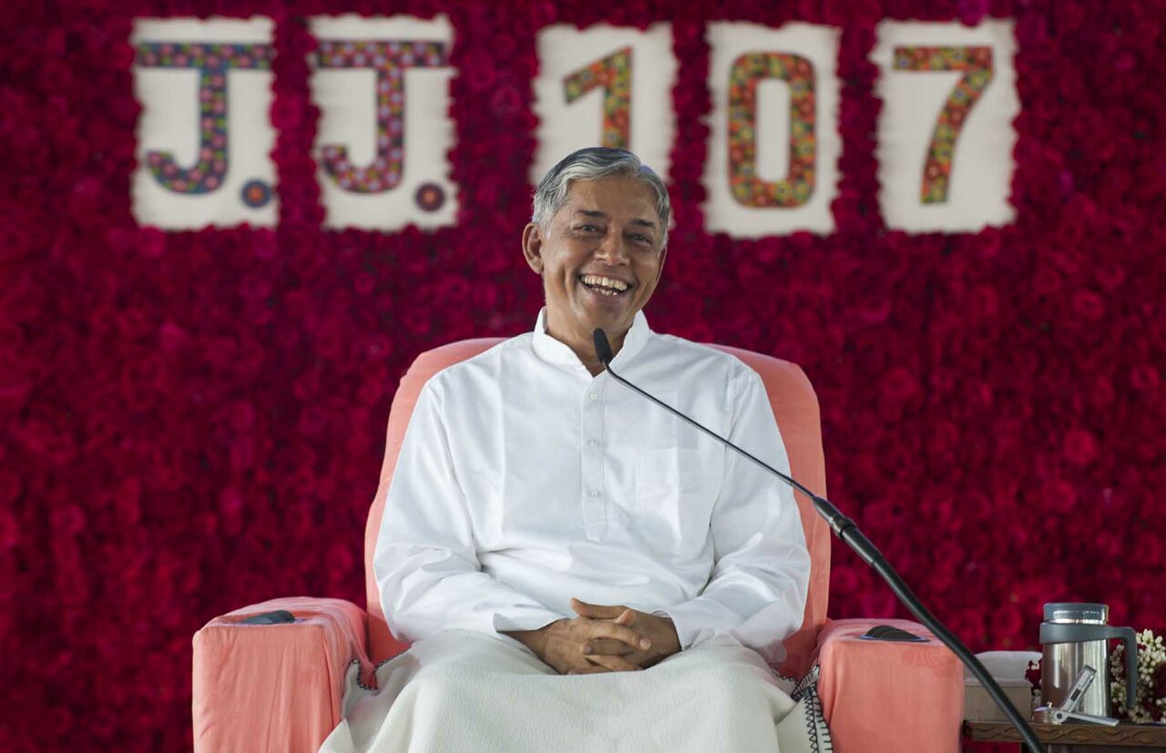 Pujya Deepakbhai In Satsang