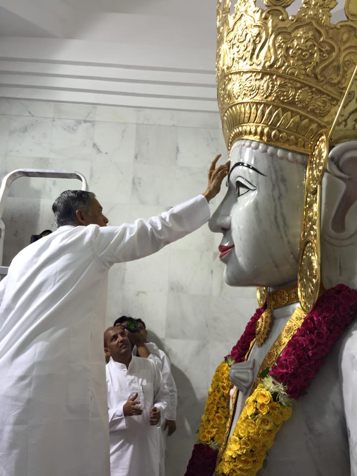 Pujya Deepakbhai Performing Puja